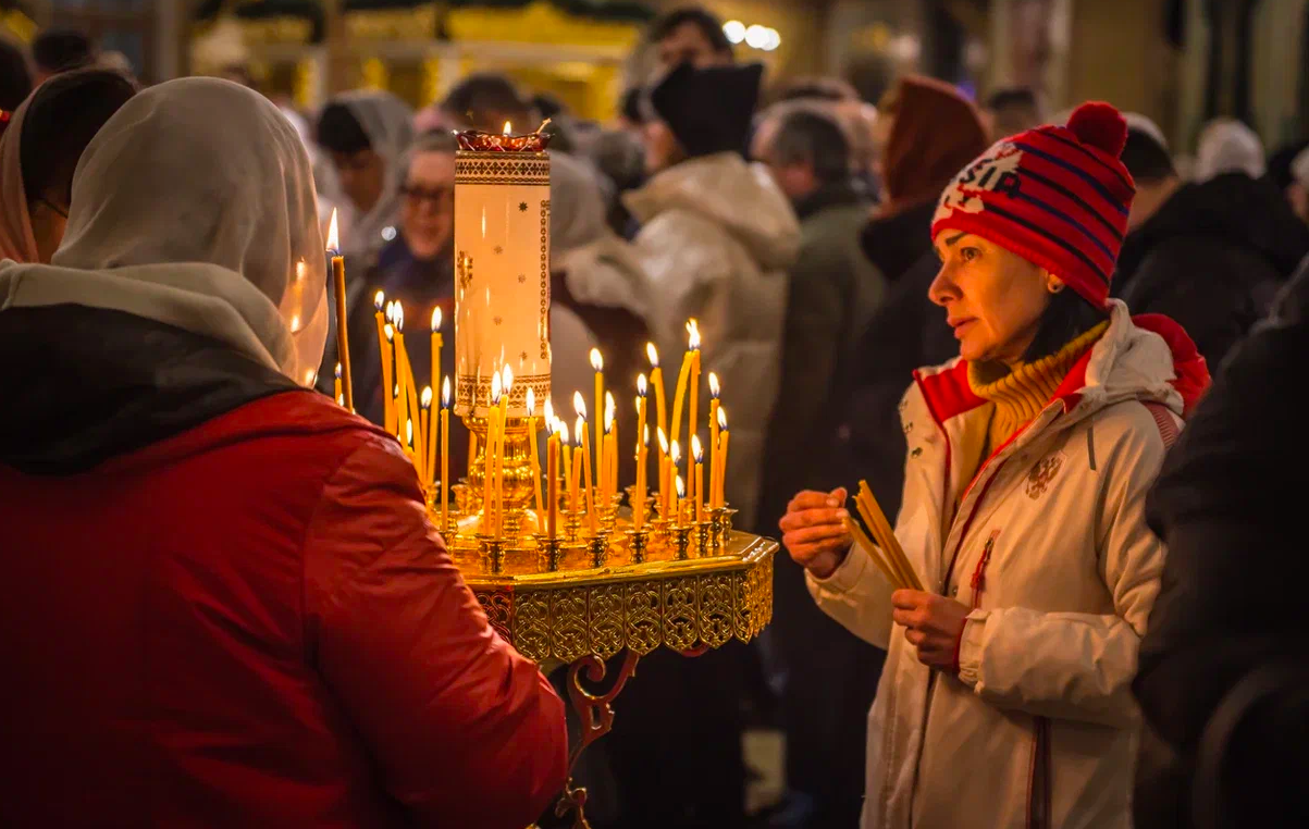 Фото Тысячи новосибирцев посетили службу в храмах в Рождественскую ночь. ФОТОРЕПОРТАЖ 14